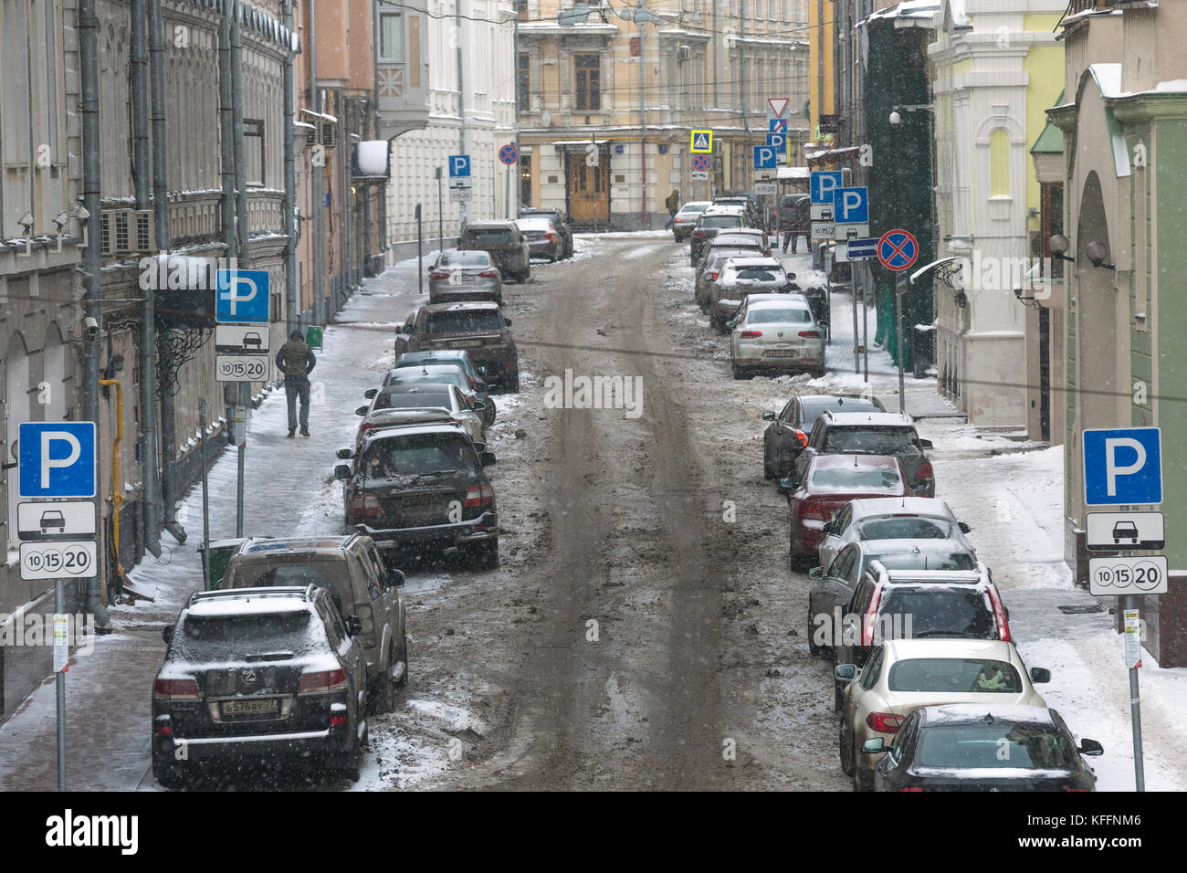 Vue de la rue du centre de Moscou avec des signes d'un stationnement payant durant une chute de neige, la russie Banque D'Images