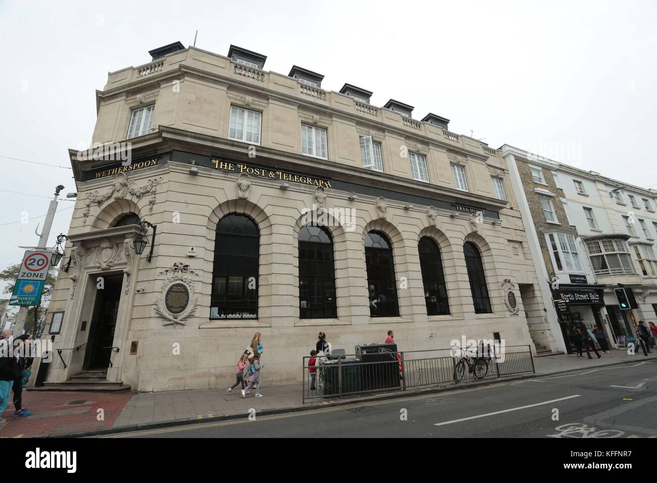 155-158 North Street Brighton, qui est le poste et télégraphe J D Weatherspoon Le bâtiment de 1923 était une banque. Banque D'Images