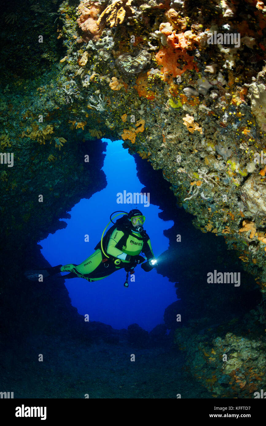 Grotto ( rt. kabal ) avec PADI, mer Adriatique, mer méditerranée, île de Brac, Dalmatie, Croatie, M. oui Banque D'Images