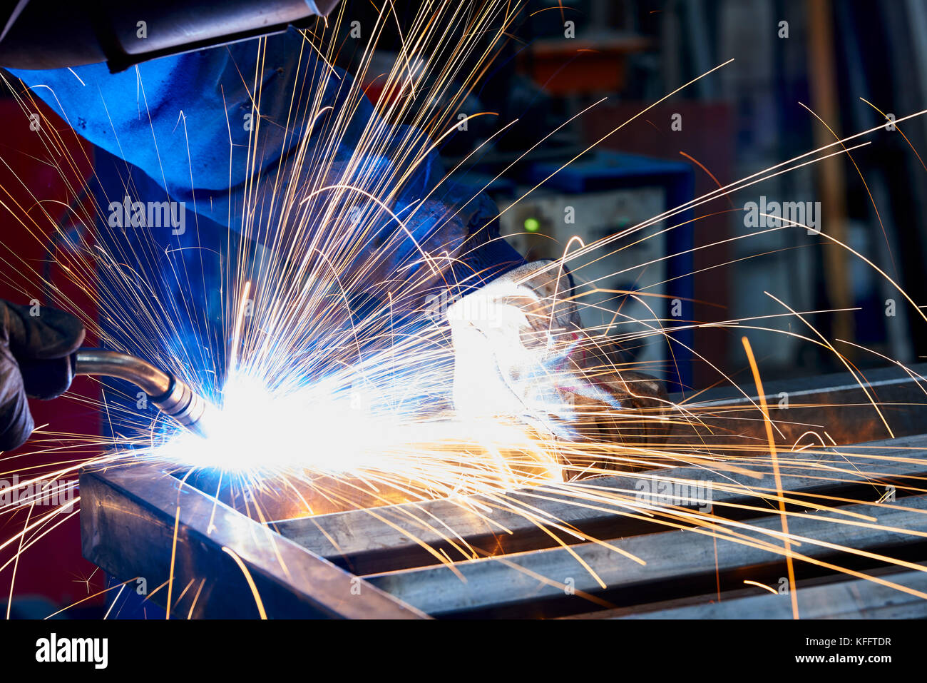 Construction métallique, soudure soudeur dans fctory Banque D'Images
