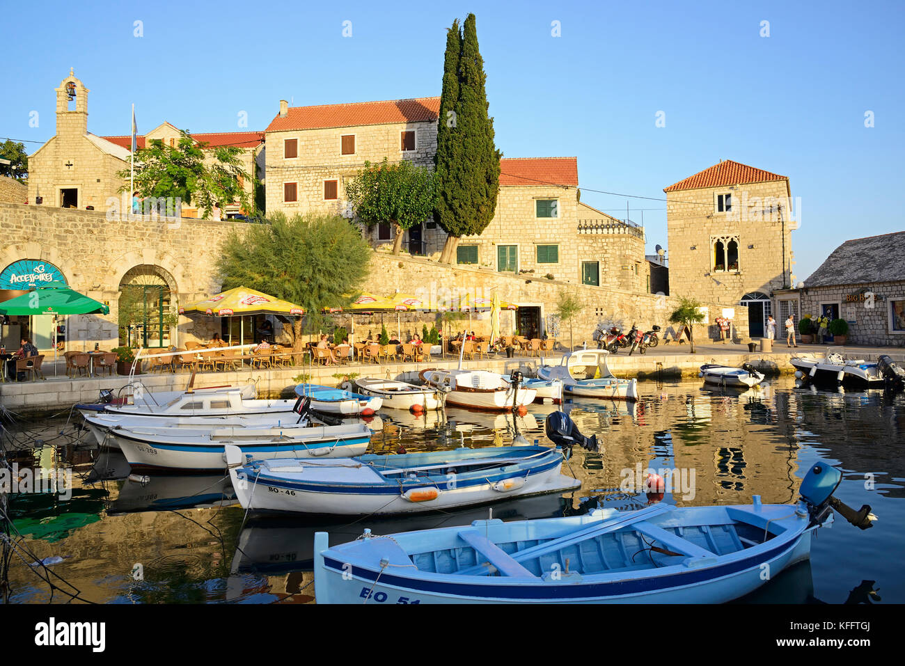 Petit port de plaisance de pêche du village bol sur l'île de Brac, mer Adriatique, mer méditerranée, Dalmatie, Croatie Banque D'Images
