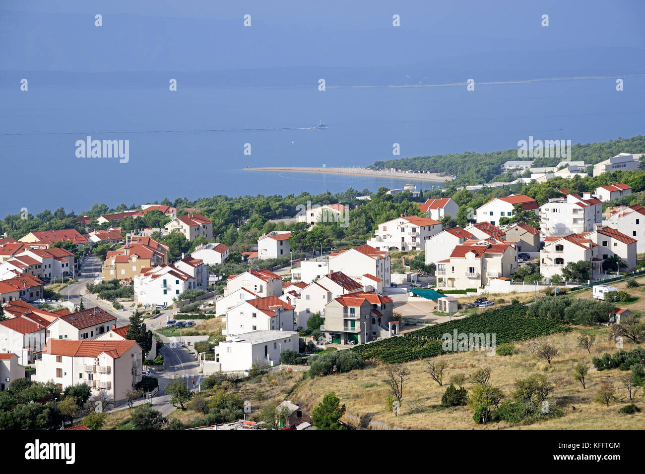Village bol sur l'île de Brac, mer Adriatique, mer méditerranée, île de Brac, Dalmatie, Croatie Banque D'Images