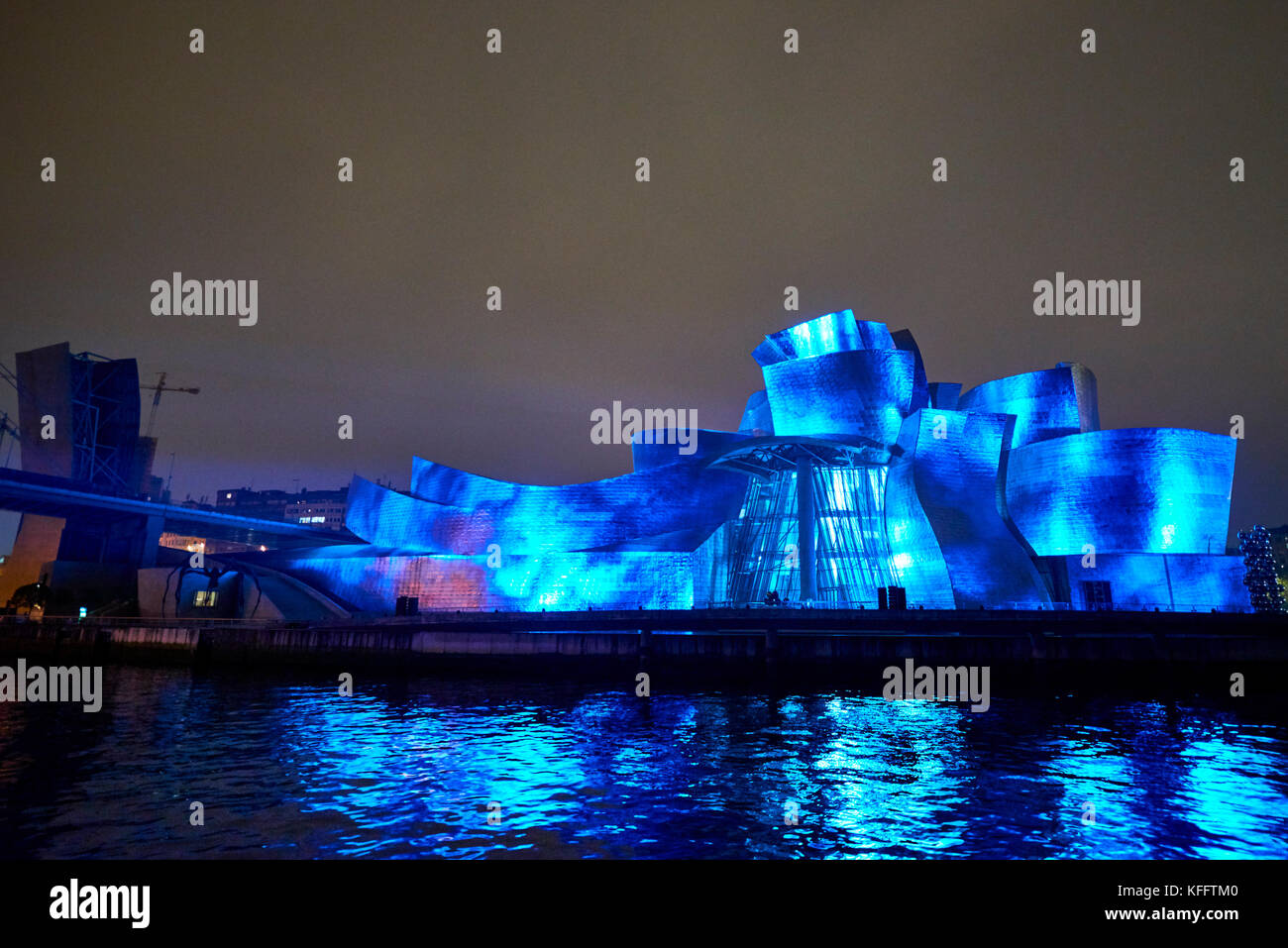 Bilbao, Espagne. Oct 11, 2017. Réflexions, plus de lumière spectaculaire façade du musée Guggenheim par Leo Warner Banque D'Images