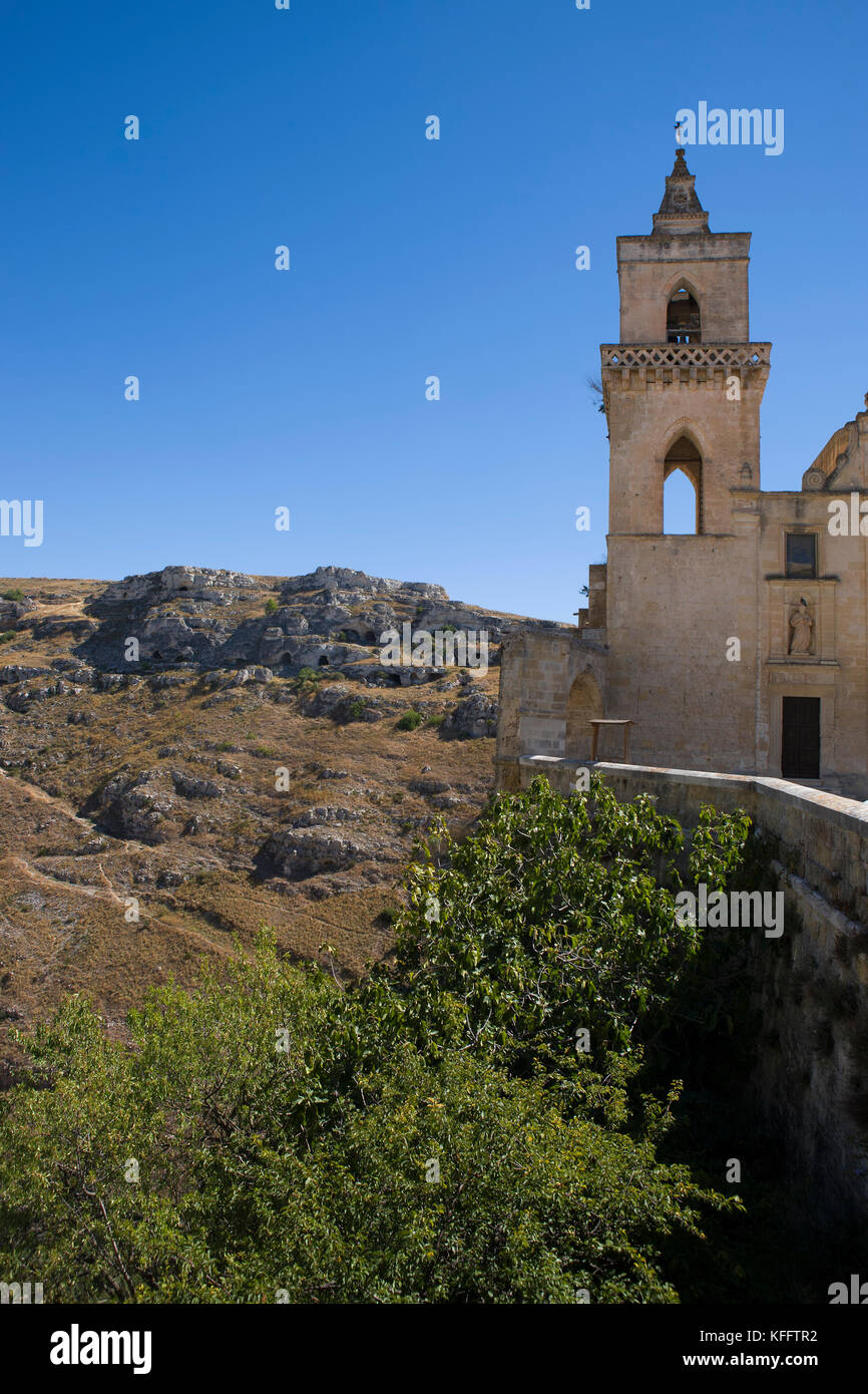 Le campanile de l'église de San Pietro le Dodici lune, et au-delà, le ravin de la Gravina, Matera, Basilicate, Italie Banque D'Images