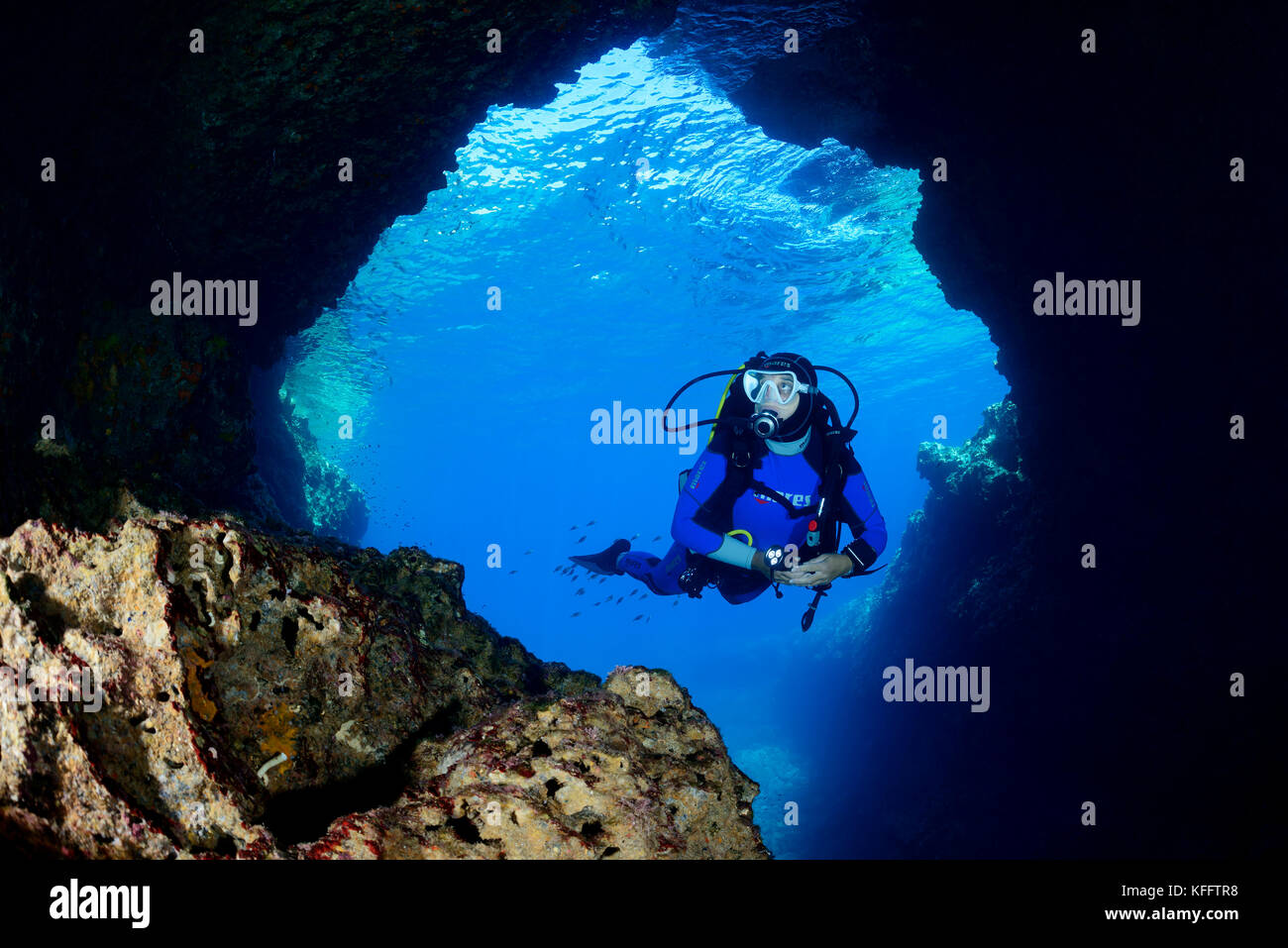Suba Diver à l'entrée d'une grotte, Mer Adriatique, Mer méditerranée, Île Lastovo, Dalmatie, Croatie, MR Oui Banque D'Images