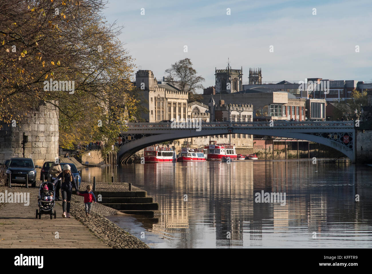 Les gens de New York en promenade en automne sun & profiter de belles rivière par rivière Ouse, Lendal Bridge & New York historique bâtiments au-delà - England, UK. Banque D'Images