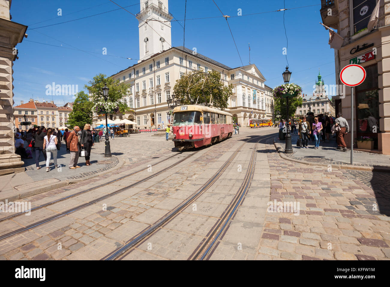 Le tramway passant par la place Rynok (marché), Vieille Ville, Lviv, Ukraine Banque D'Images