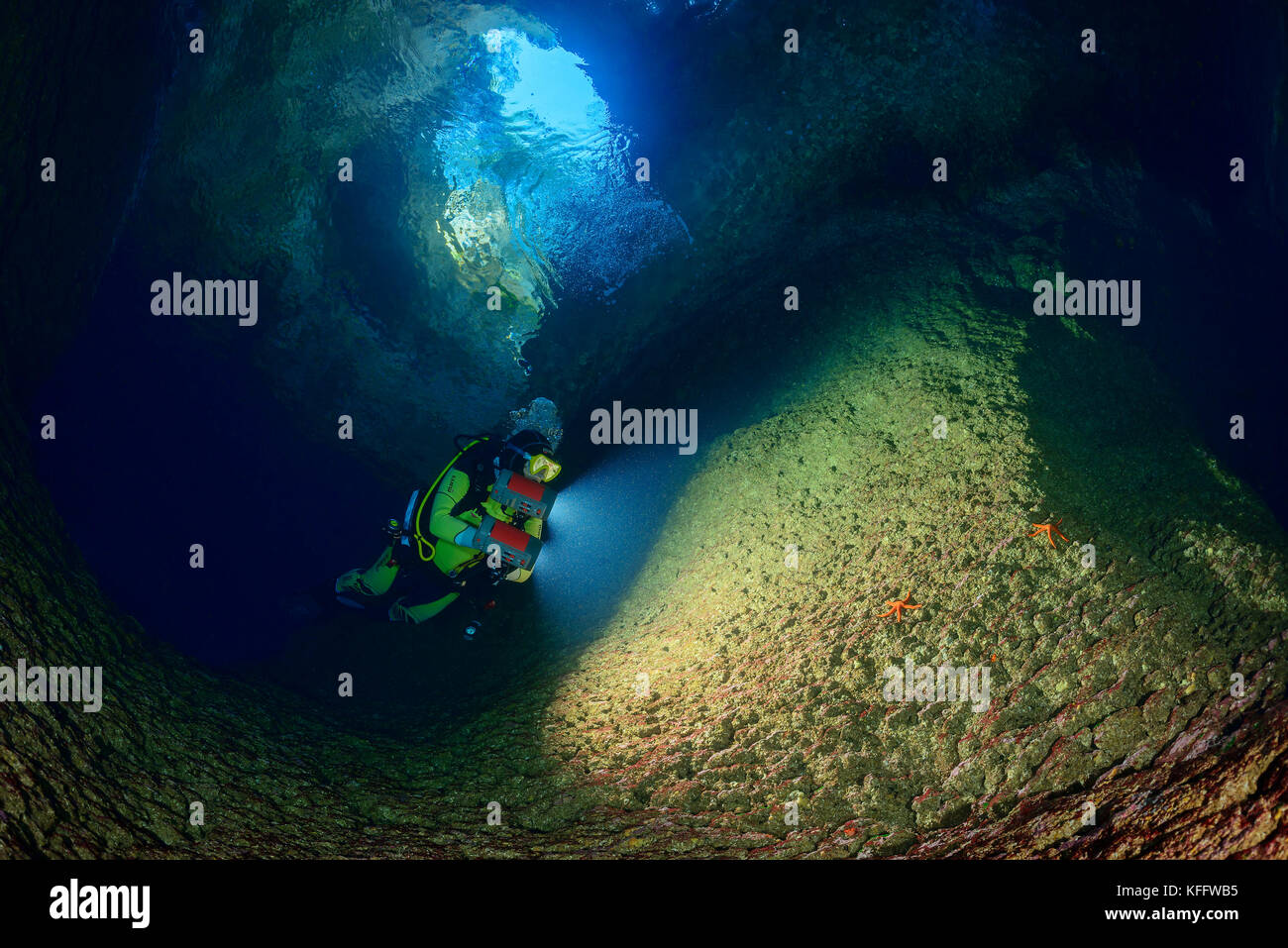 Plongeur à l'entrée de la grotte du lac de l'île Susac, mer Adriatique, Parc naturel Lastovo, île Susac, Dalmatie, Croatie Banque D'Images