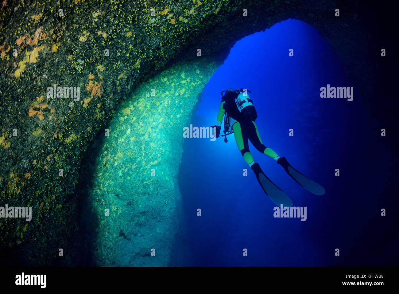 Plongée sous marine sur l'entrée de la grotte au lac de l'île de la mer Adriatique, sušac, parc naturel de l'île de Lastovo sušac, Dalmatie, Croatie, Banque D'Images