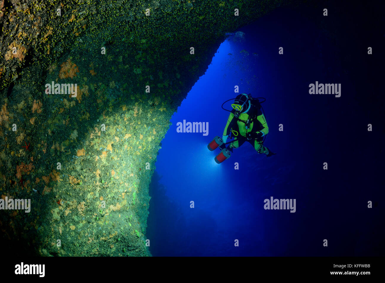 Plongeur à l'entrée de la grotte du lac de l'île Susac, mer Adriatique, Parc naturel Lastovo, île Susac, Dalmatie, Croatie Banque D'Images