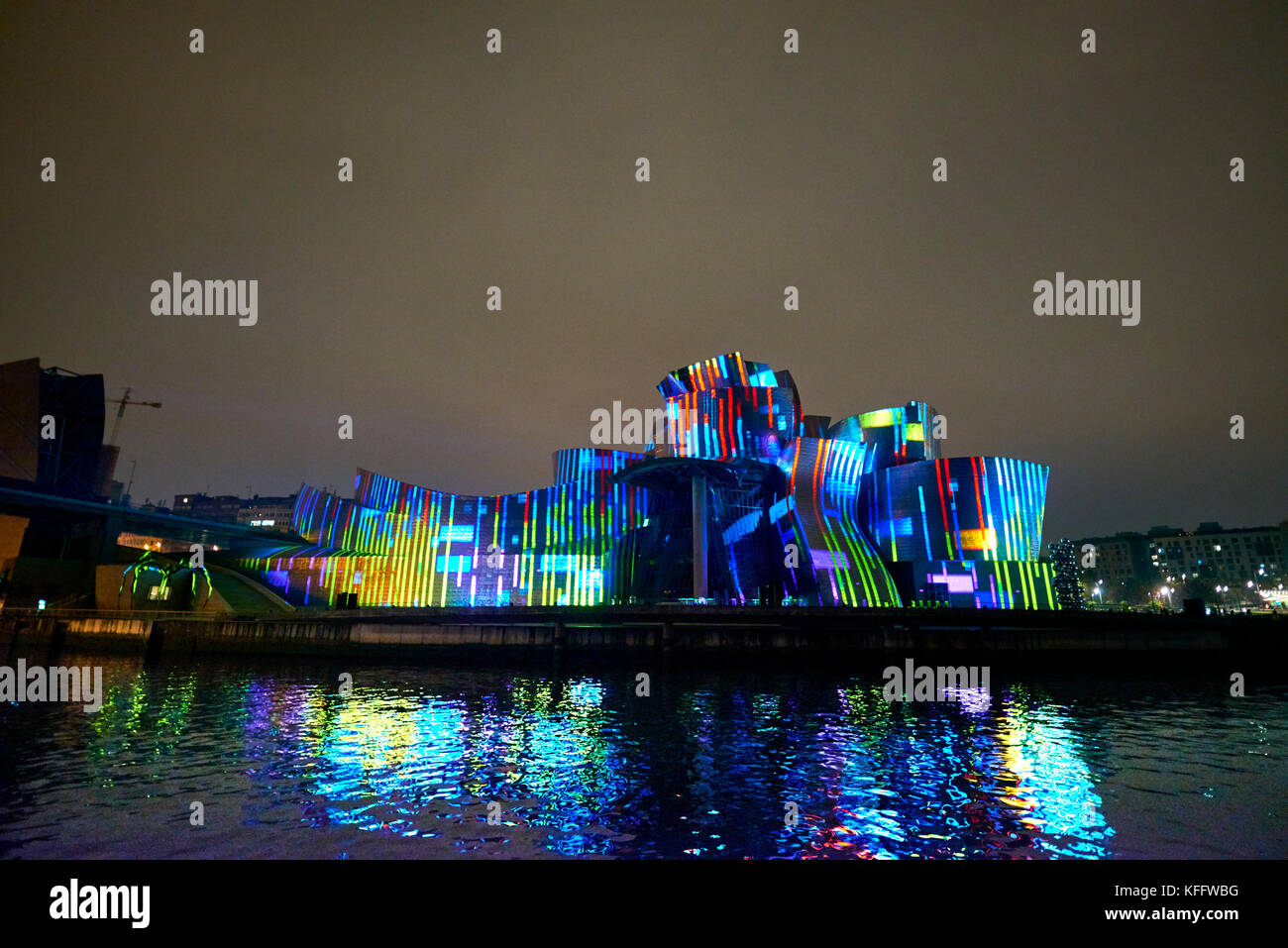 Bilbao, Espagne. Oct 11, 2017. Réflexions, plus de lumière spectaculaire façade du musée Guggenheim par Leo Warner Banque D'Images