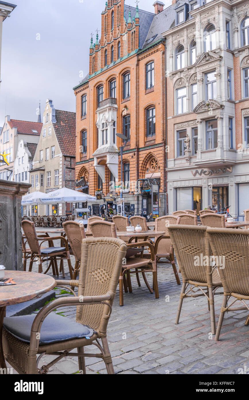 Café pavé sur la place Nordermarkt, dans la ville côtière de Flensburg, mer Baltique, Allemagne Banque D'Images