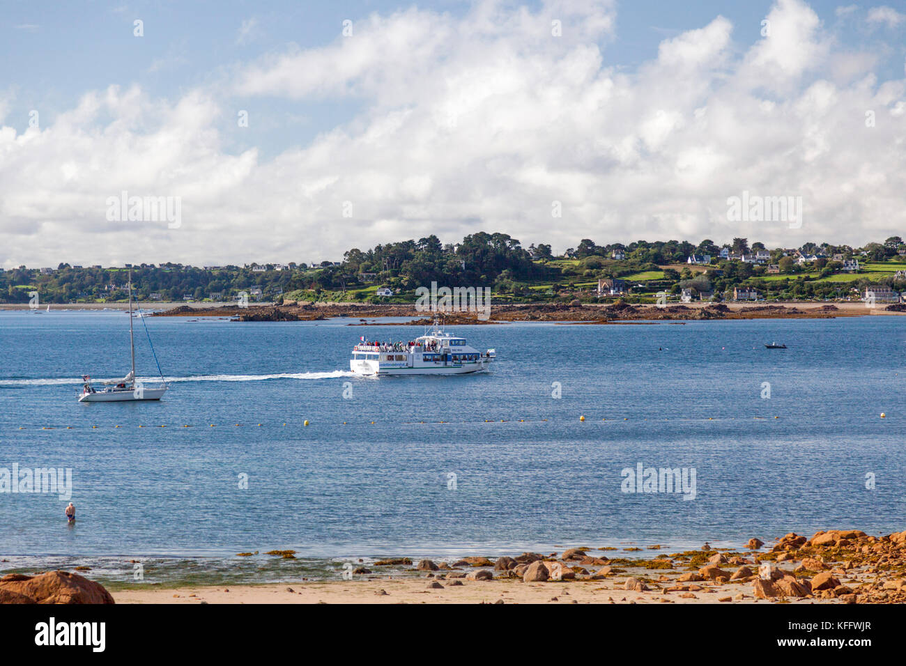 La découverte de l'île de Bréhat à partir de la mer (Bretagne - France). Par lancer il est possible d'obtenir une longue de 45 minutes balade commentée de l'île. La découv Banque D'Images