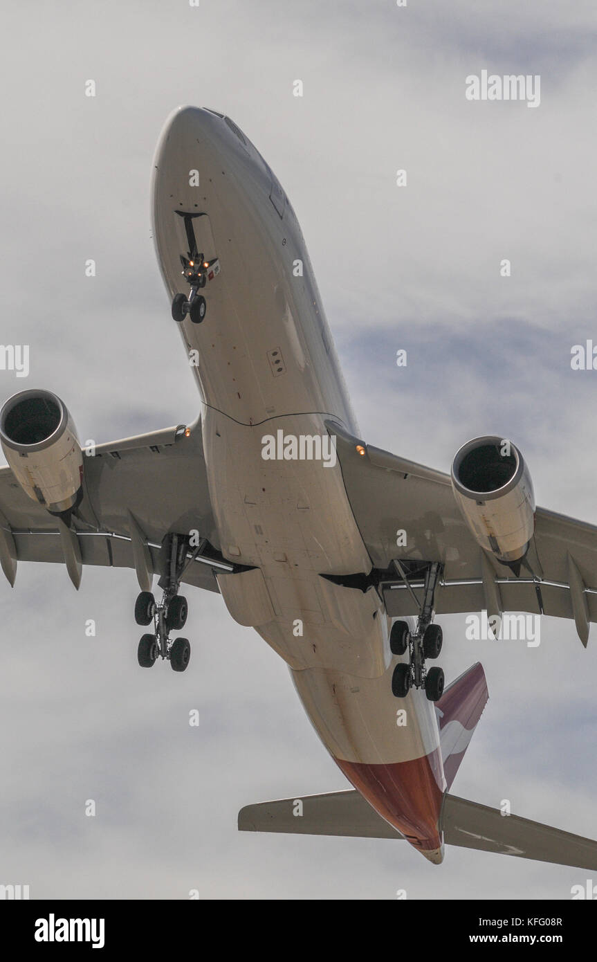 Vue portrait, à la recherche jusqu'à un atterrissage du Boeing 767 de Qantas, avec le train roulant vers le bas. Banque D'Images
