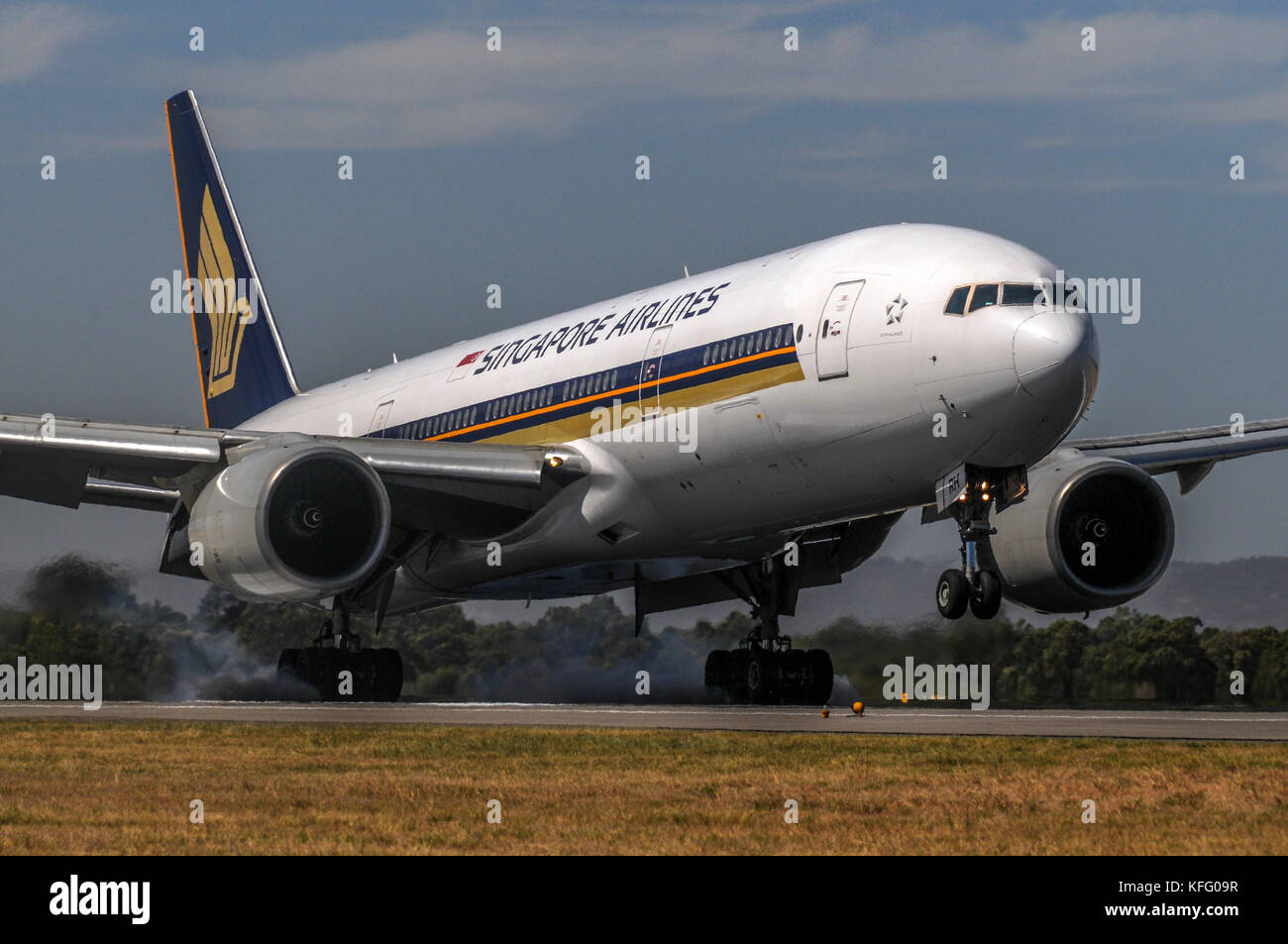 Un gros plan d'un coup de Singapore Airlines, avion de Boeing 777 vers le bas sur la piste. Banque D'Images