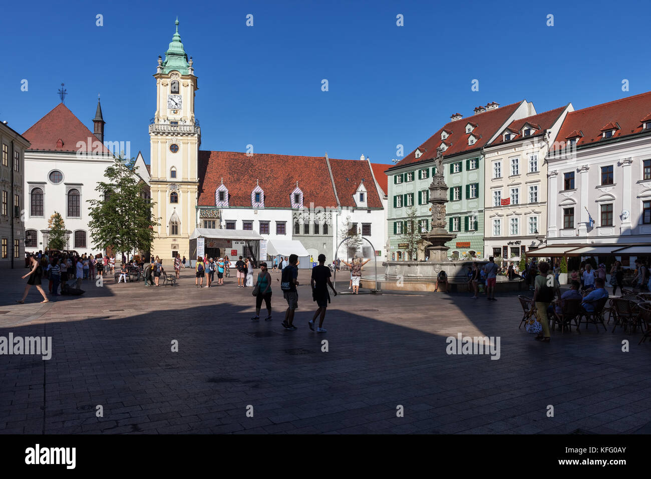 La Slovaquie, Bratislava, Vieille Ville, place principale (Hlavne namestie) en centre-ville historique Banque D'Images