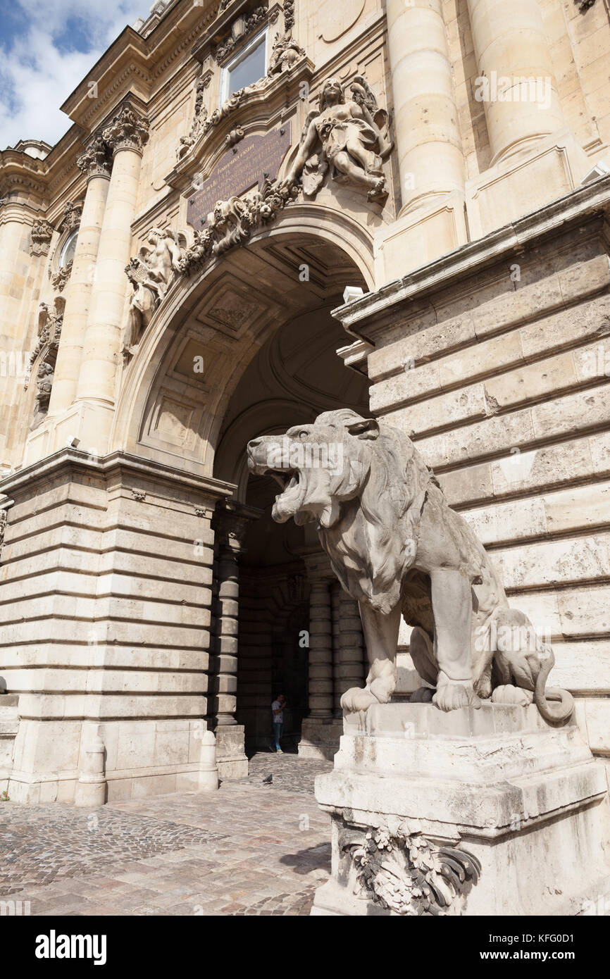 Sculpture du Lion au Palais Royal du château de Buda à Budapest, Hongrie passerelle Banque D'Images