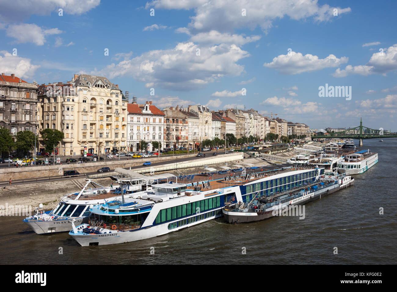 Budapest en Hongrie, sur les toits de la ville avec visite de passagers et les bateaux de croisière sur le Danube Banque D'Images