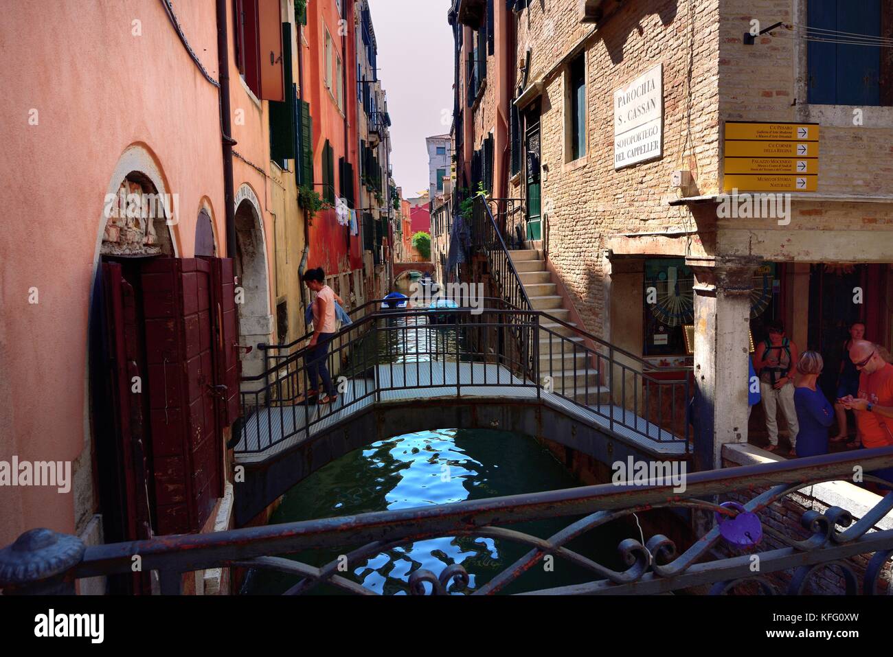 Touristes traversant le canal à Venise Italie Banque D'Images