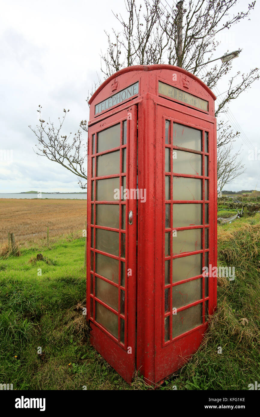 Une cabine téléphonique, une borne téléphonique, une boîte d'appel  téléphonique, une boîte téléphonique ou une boîte d'appel publique[1][2]  est une petite structure meublée d'un téléphone public et conçue pour la  commodité d'un