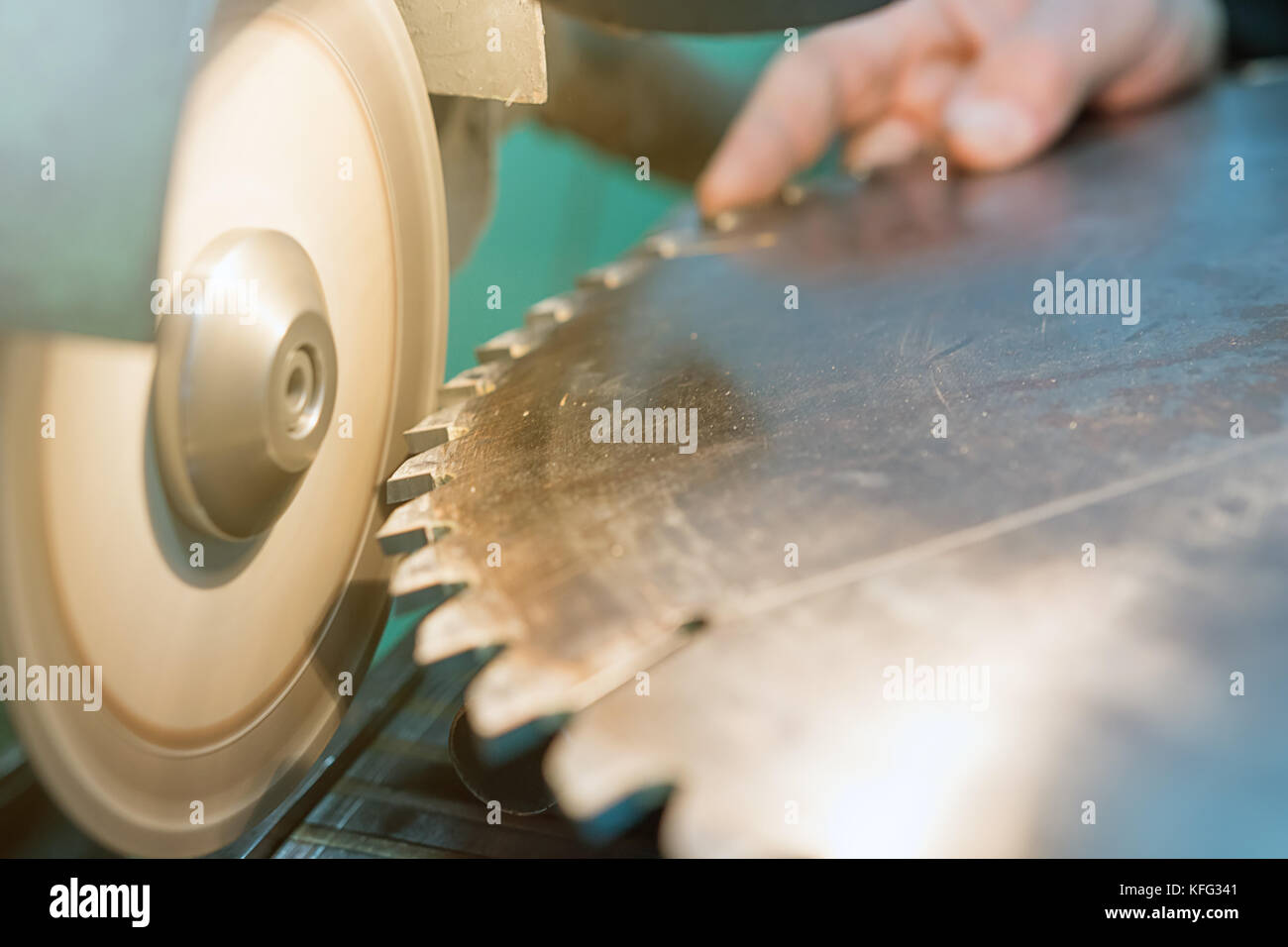Scie circulaire d'affûtage, travailleur aiguise une lame de scie circulaire  Photo Stock - Alamy