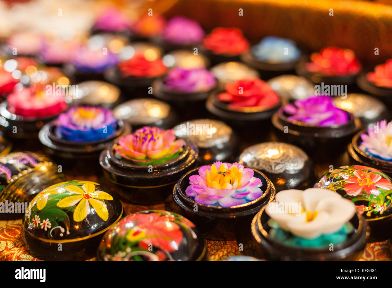 Fleurs de savon sculpté traditionnel thaï à Chiang Mai, Thaïlande Photo  Stock - Alamy