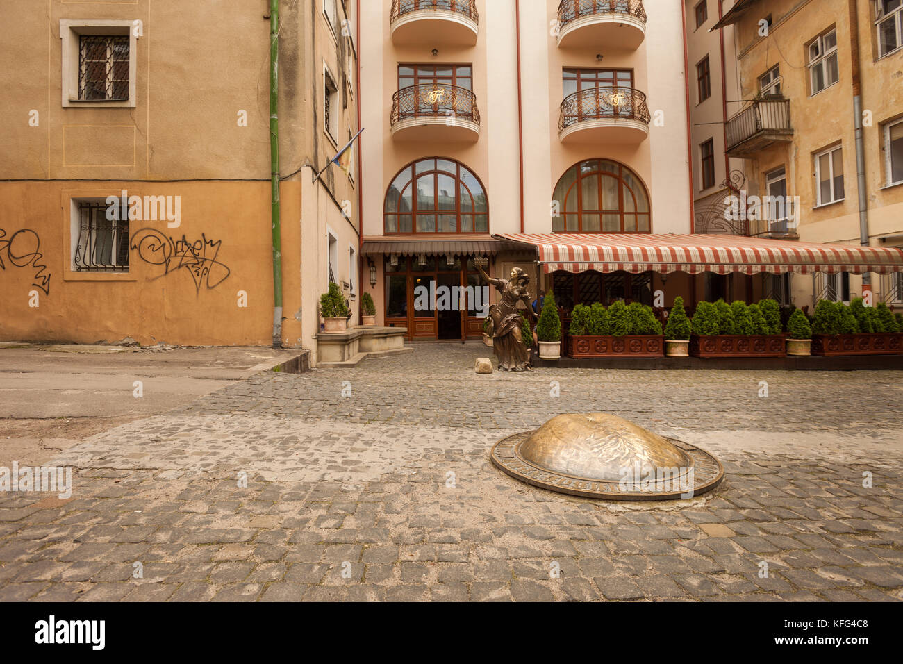 Le nombril d'or Statue (d'un ventre de pot), Lviv, Ukraine Banque D'Images
