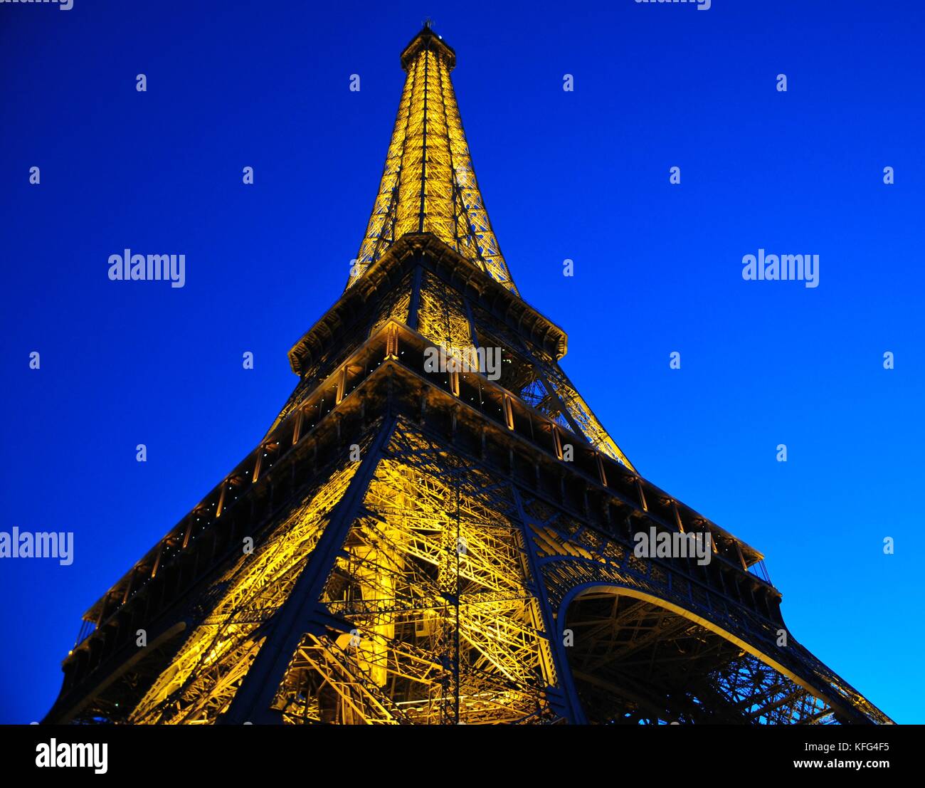 La Tour Eiffel illuminée à Paris France au crépuscule. Site artistique célèbre. Architecture Résumé Banque D'Images