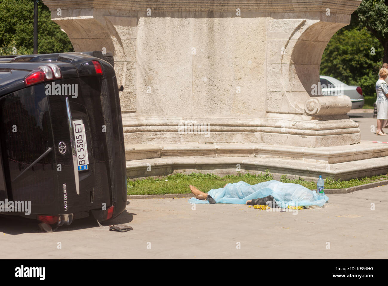 Lviv, Ukraine - le 18 juin : le corps d'un piéton pose à côté d'un suv a annulé le 18 juin 2017 à Lviv, Ukraine. l'accident s'est produit en face d'un Banque D'Images