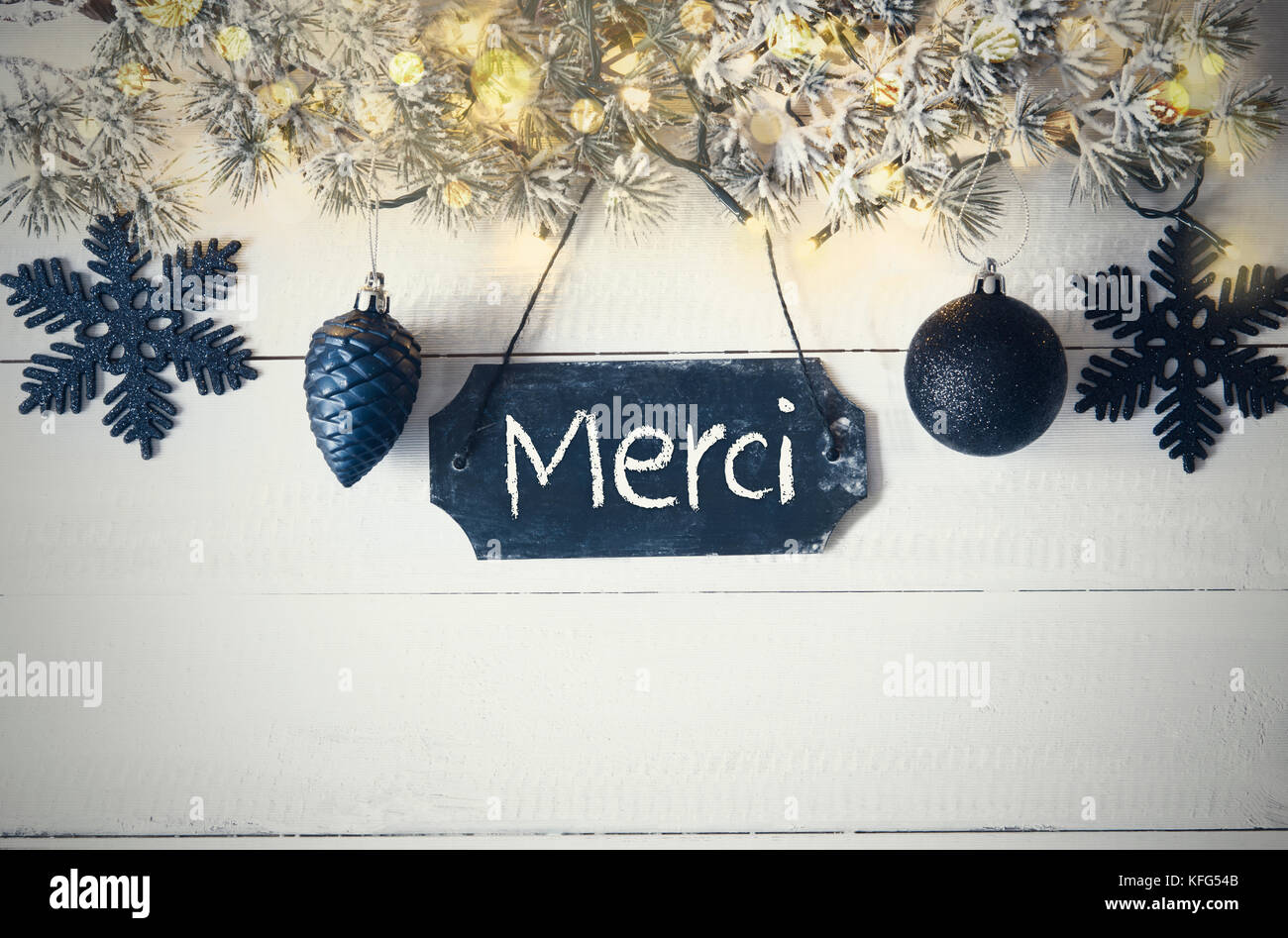 Noël noir plaque avec texte français merci veut dire merci. de branches de  sapin avec fairy lights sur fond de bois noir. comme des boules de  décoration de Noël Photo Stock -