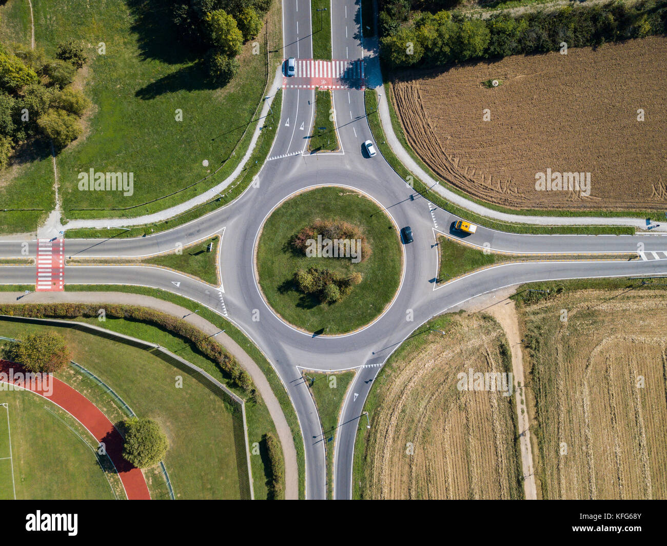 Vue aérienne d'un rond-point et circulation de véhicule, rue Banque D'Images