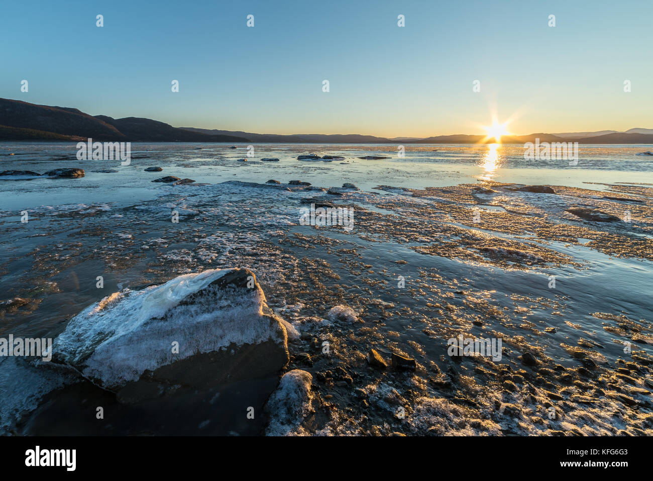 Coucher du soleil au-dessus du fjord Alta gelés dans le Finnmark Banque D'Images