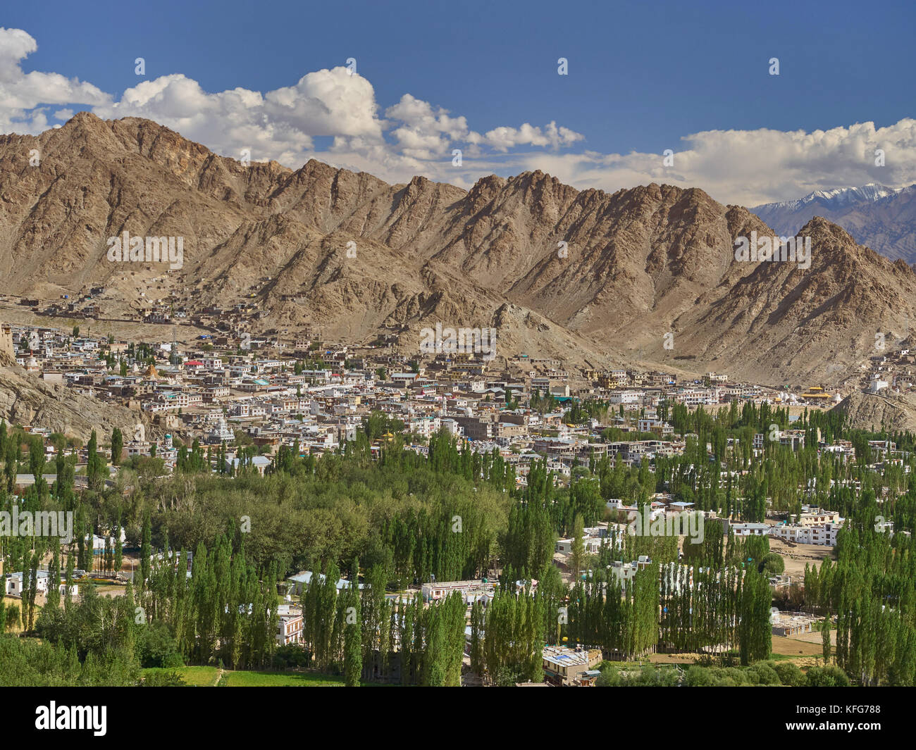 Photo panoramique du haut des montagnes de la ville de Leh, capitale du Ladakh : une vaste gamme s'étend en diagonale à partir de la photographie, à la base de gree Banque D'Images