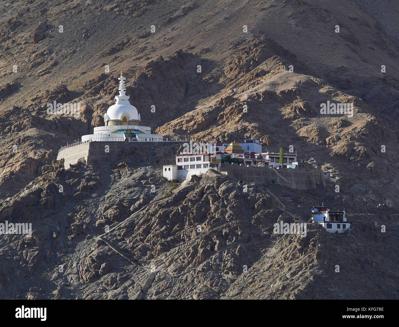 Shanti stupa bouddhiste japonaise sur fond de montagnes brunes, Leh, Ladakh. Banque D'Images