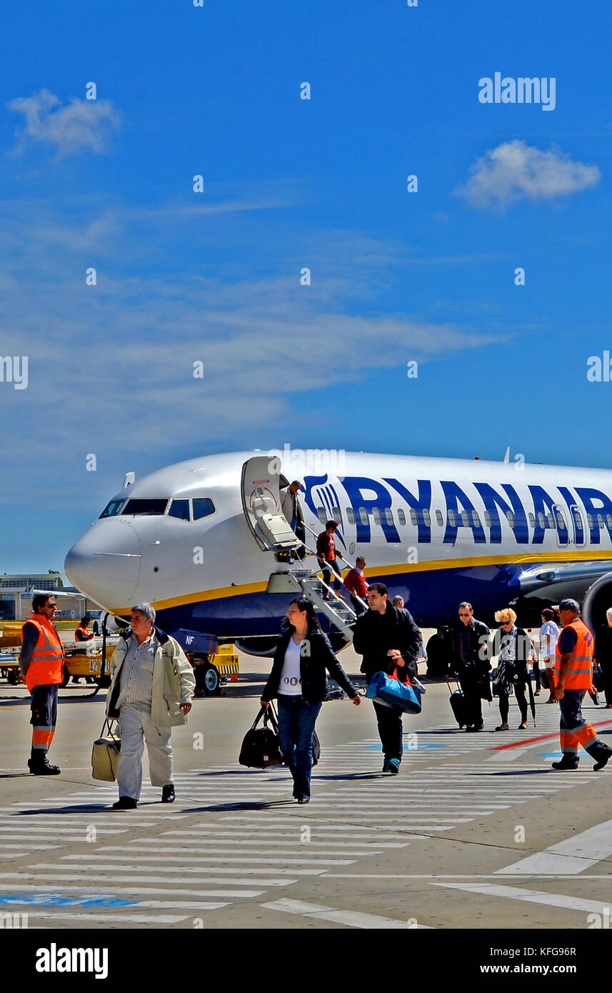 Les touristes laissant avion Ryanair sur l'aéroport international de Porto, Portugal Banque D'Images