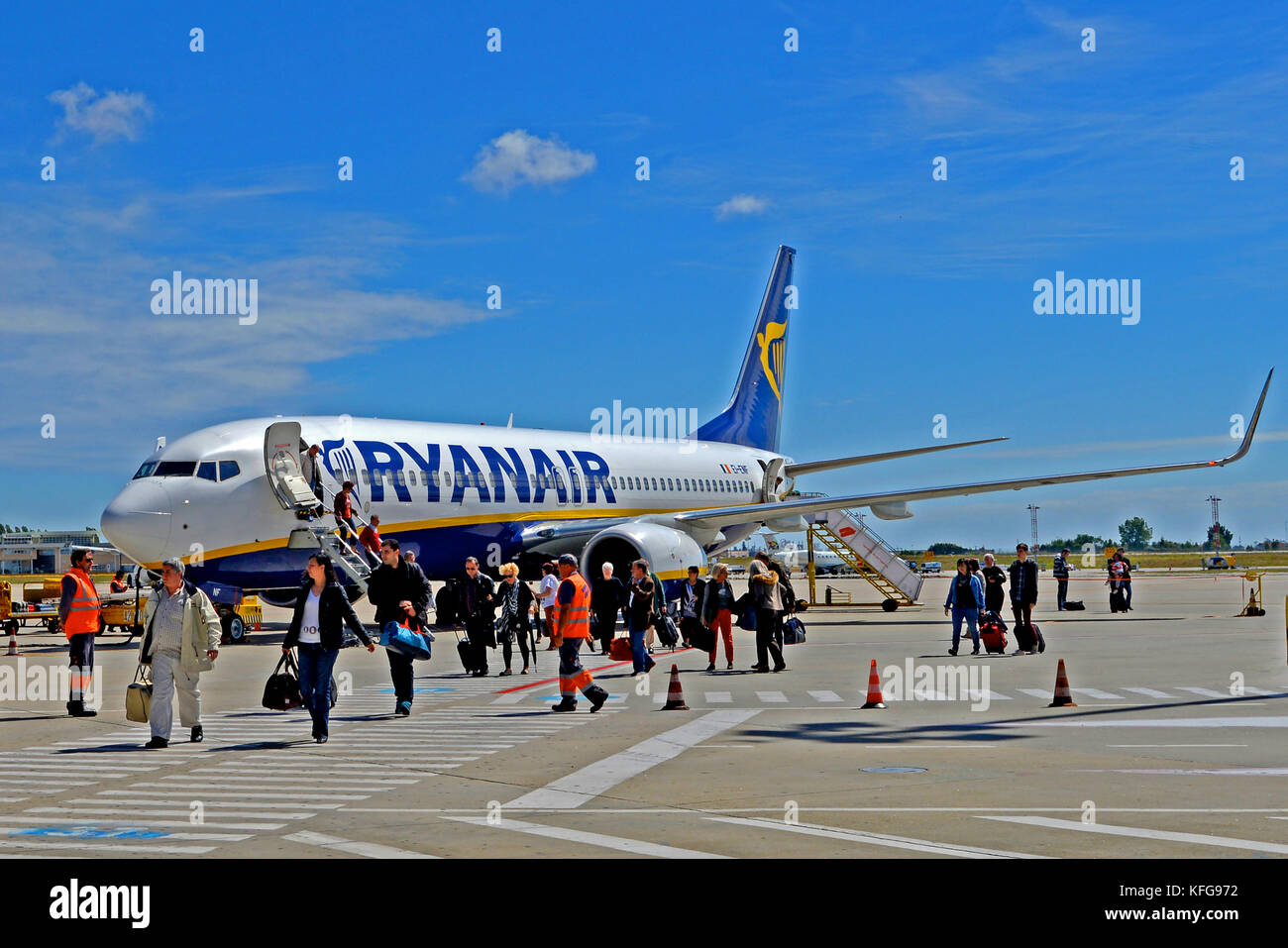 Les touristes laissant avion Ryanair sur l'aéroport international de Porto, Portugal Banque D'Images