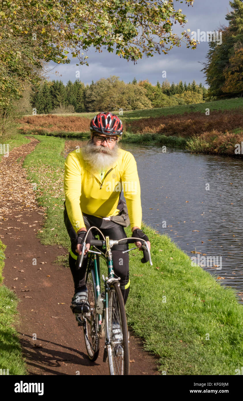 Cycliste avec une barbe Bandholz sur canal de halage, England, UK Banque D'Images