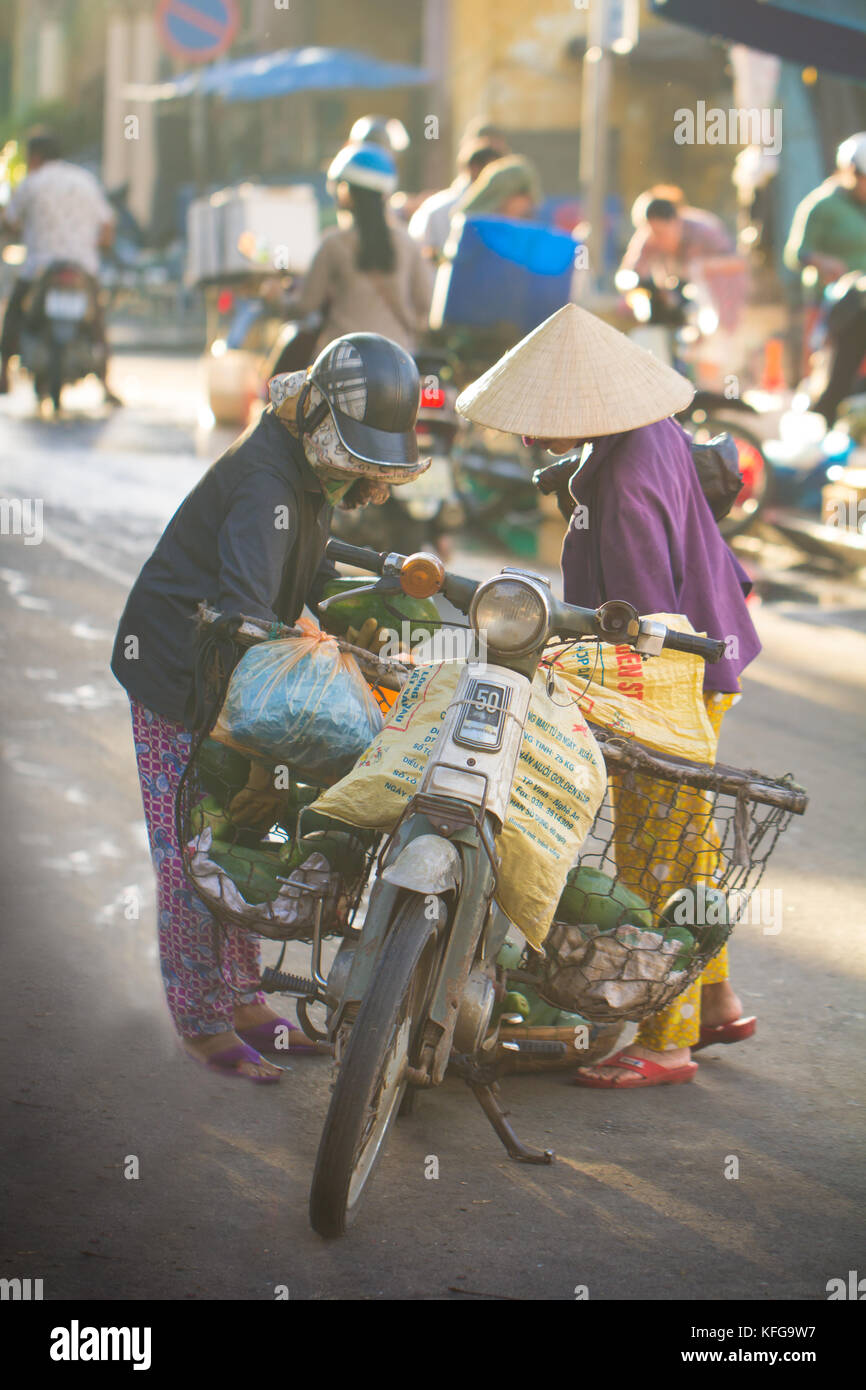 Saigon, Vietnam - juin 2017 : femmes en chapeaux coniques marchant sur le marché de rue, Saigon, Vietnam. Banque D'Images