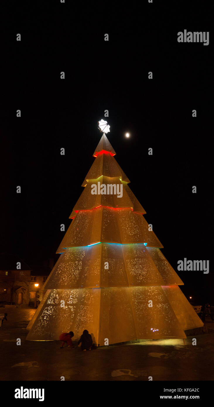 Argentine bariloche centre vieille ville bâtiments en briques Décorées pour Noël. arbre de Noël avec des lumières rouge et bleu et la lune en arrière-plan. Banque D'Images