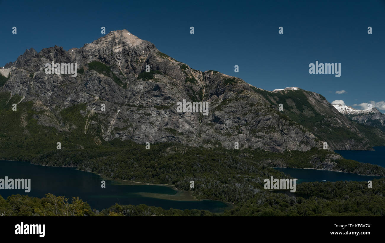 Boîtier robuste et des admirables sommets de montagnes du parc national de lago nahuel à Bariloche, Argentine sur une journée claire avec un ciel bleu intense et les lacs. Banque D'Images