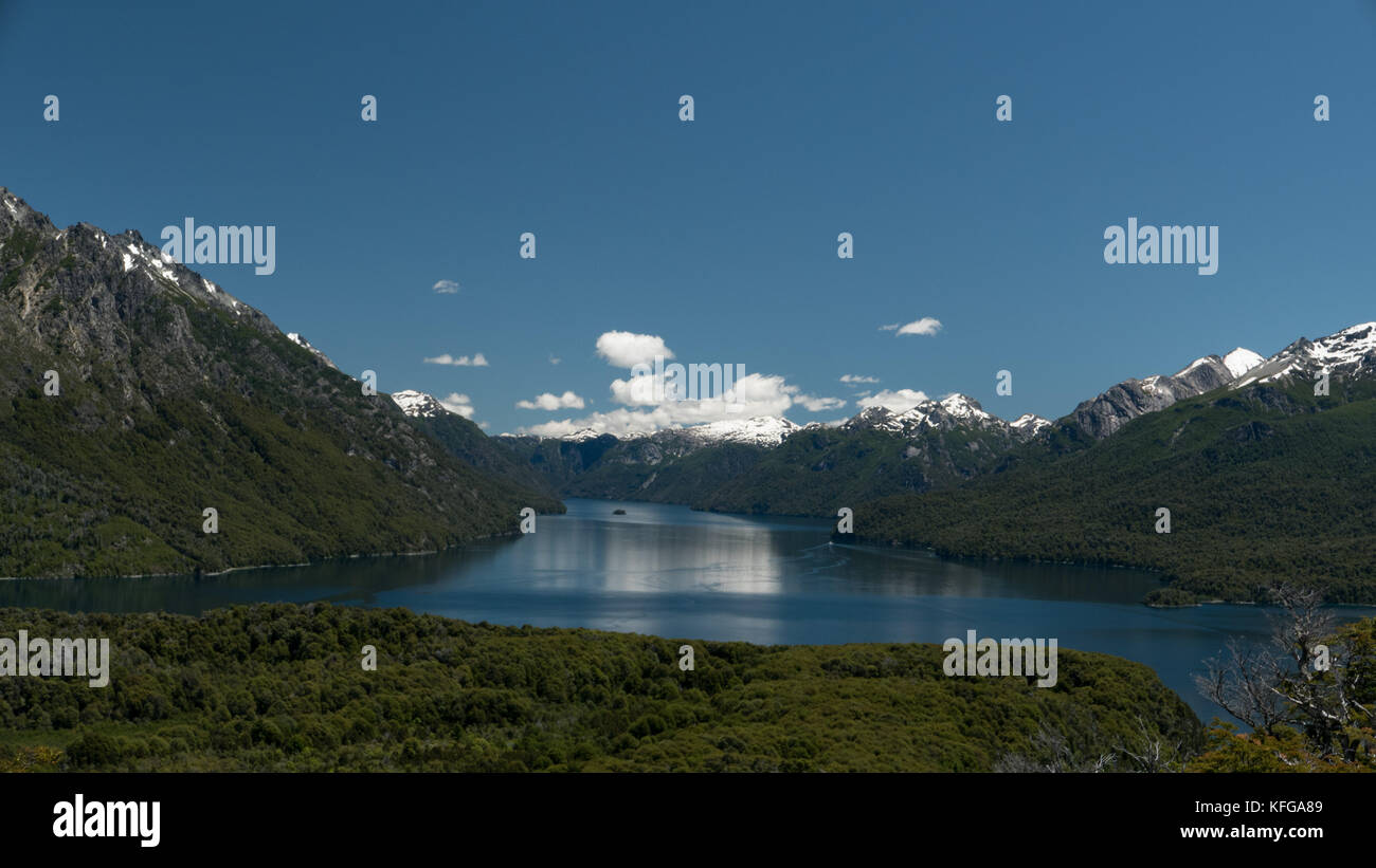 Boîtier robuste et des admirables sommets de montagnes du parc national de lago nahuel à Bariloche, Argentine sur une journée claire avec un ciel bleu intense et les lacs. Banque D'Images