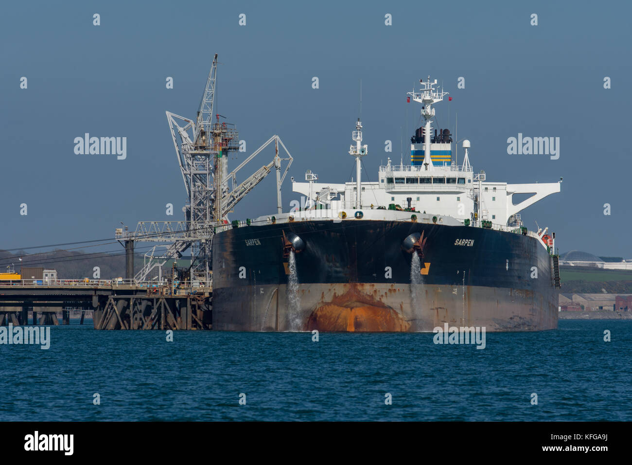 Supertanker sarpen déchargement au terminal pétrolier de Valero, Milford Haven Banque D'Images