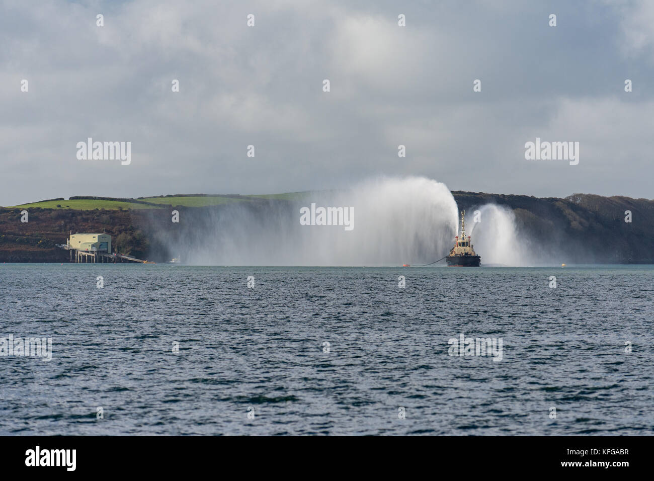 Svitzer gelliswick impressionnante sortie de jets d'eau à partir de la lutte contre l'incendie des injecteurs à Milford Haven sur une journée calme Banque D'Images