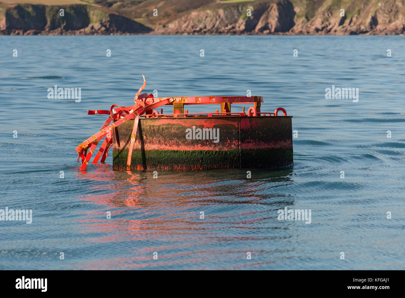 Marqueur navigation endommagés par des tempêtes en entrée de Milford Haven Banque D'Images