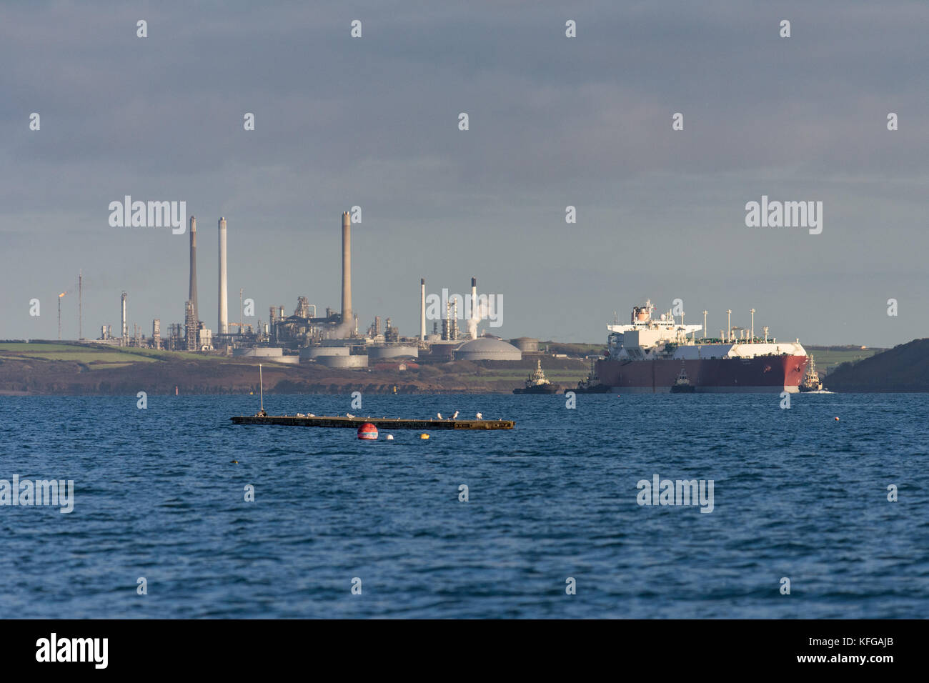 Aamira méthanier s'écarte de South Hook LNG terminal, Milford Haven, pembrokeshire Banque D'Images