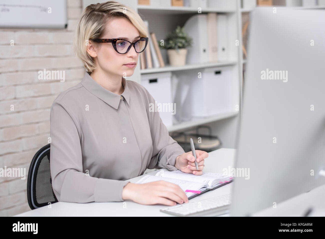 Busy Businesswoman Working in Office Banque D'Images
