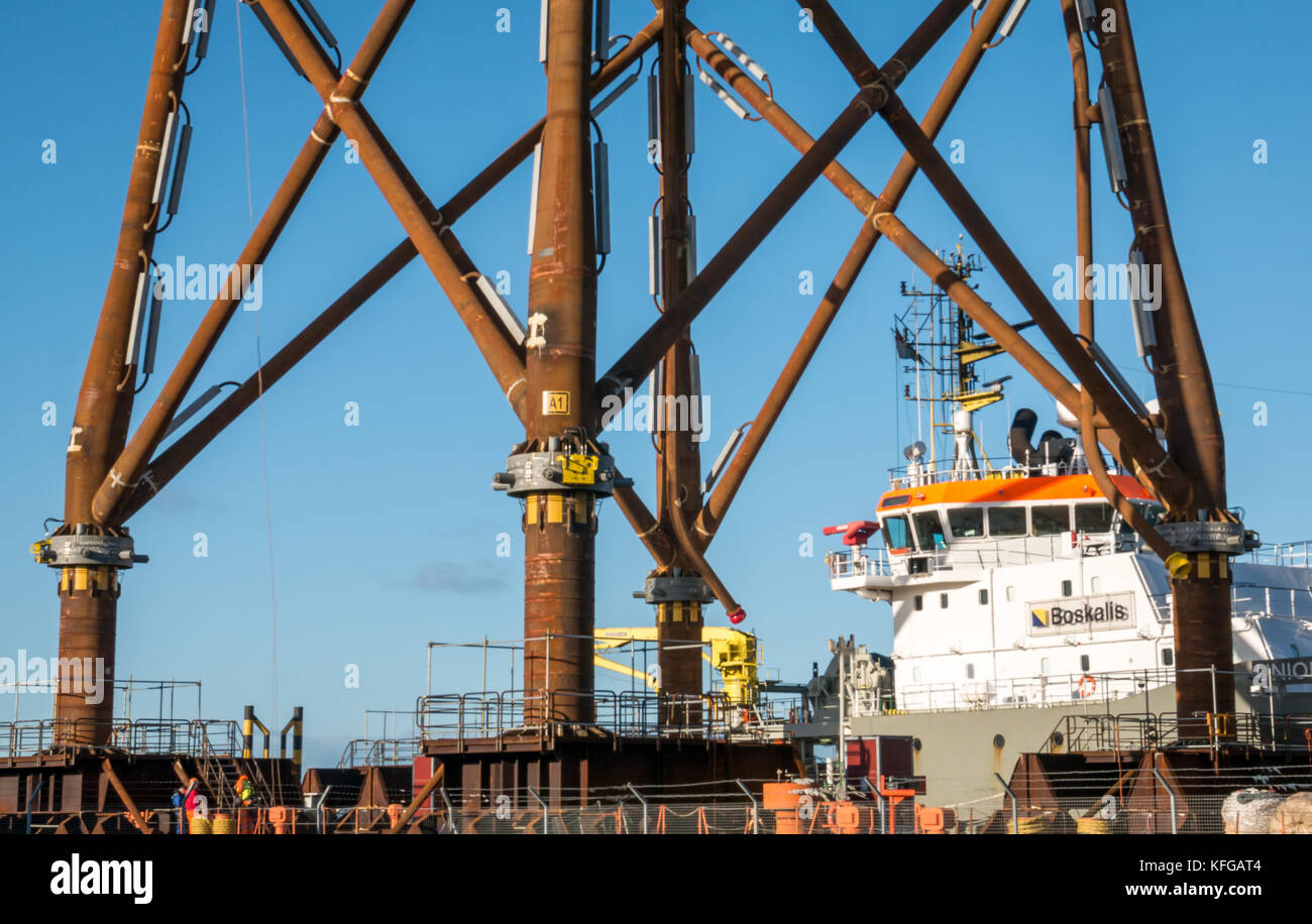 Plate-forme d'éoliennes sous-marines imposante sur la barge Boskalis avant le transport vers le parc éolien de Beatrice en mer du Nord, Leith Docks, Écosse, Royaume-Uni Banque D'Images