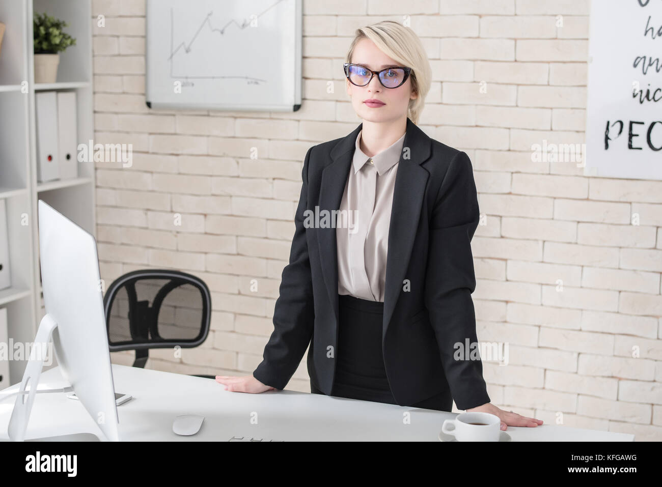 Portrait de femme blonde Business Leader Banque D'Images
