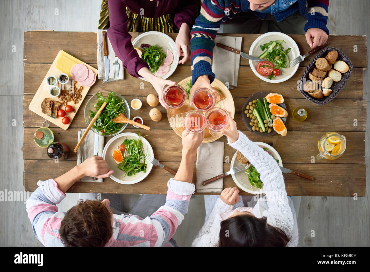 Collecte d'amis at Dinner Table Banque D'Images