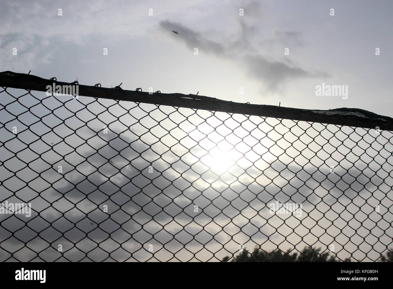 Net d'acier et d'un coucher de soleil Banque D'Images